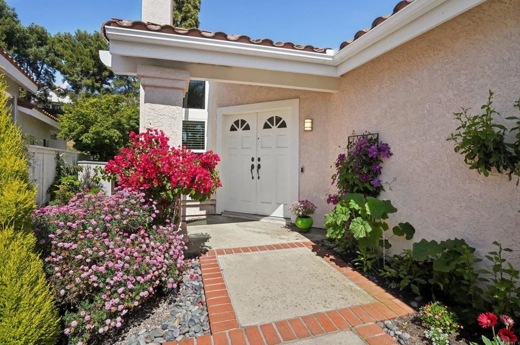 1154 Brioso Ct, Vista CA  92081-9092 exterior