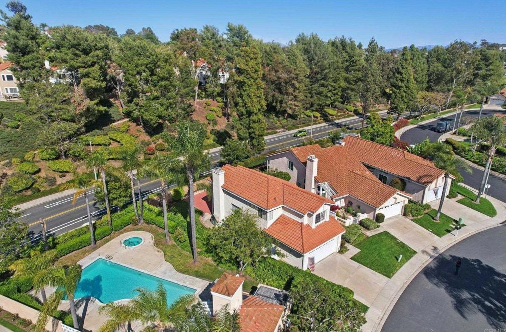 1154 Brioso Ct, Vista CA  92081-9092 exterior