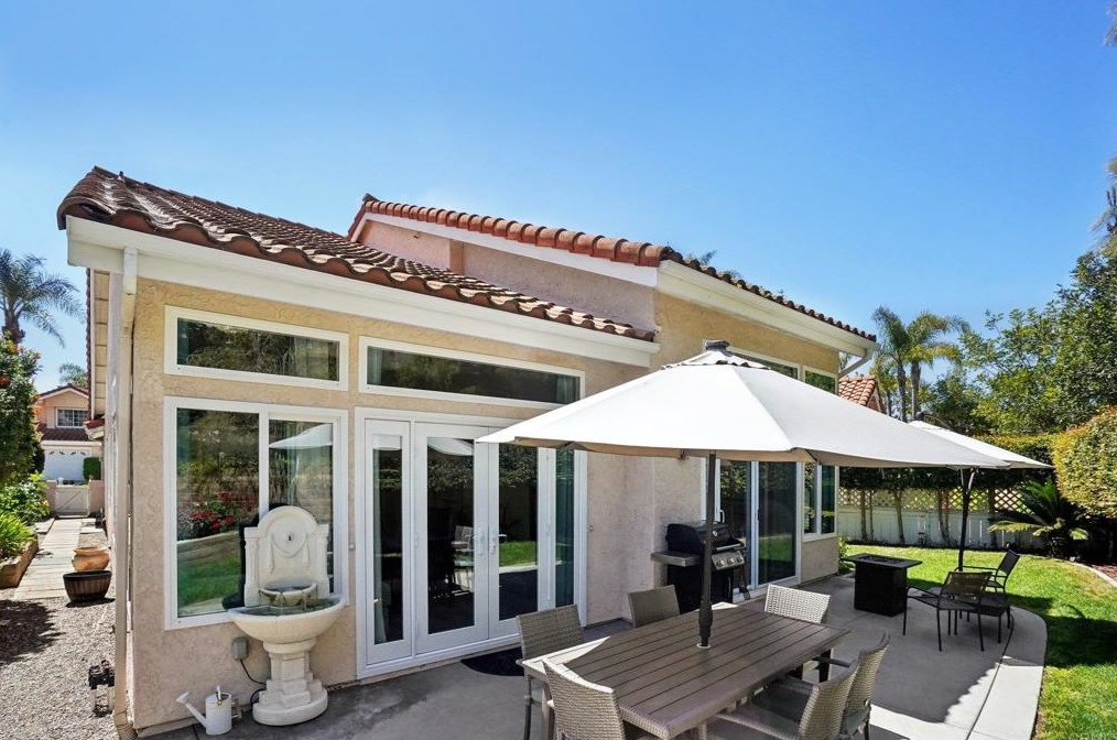 1154 Brioso Ct, Vista CA  92081-9092 exterior