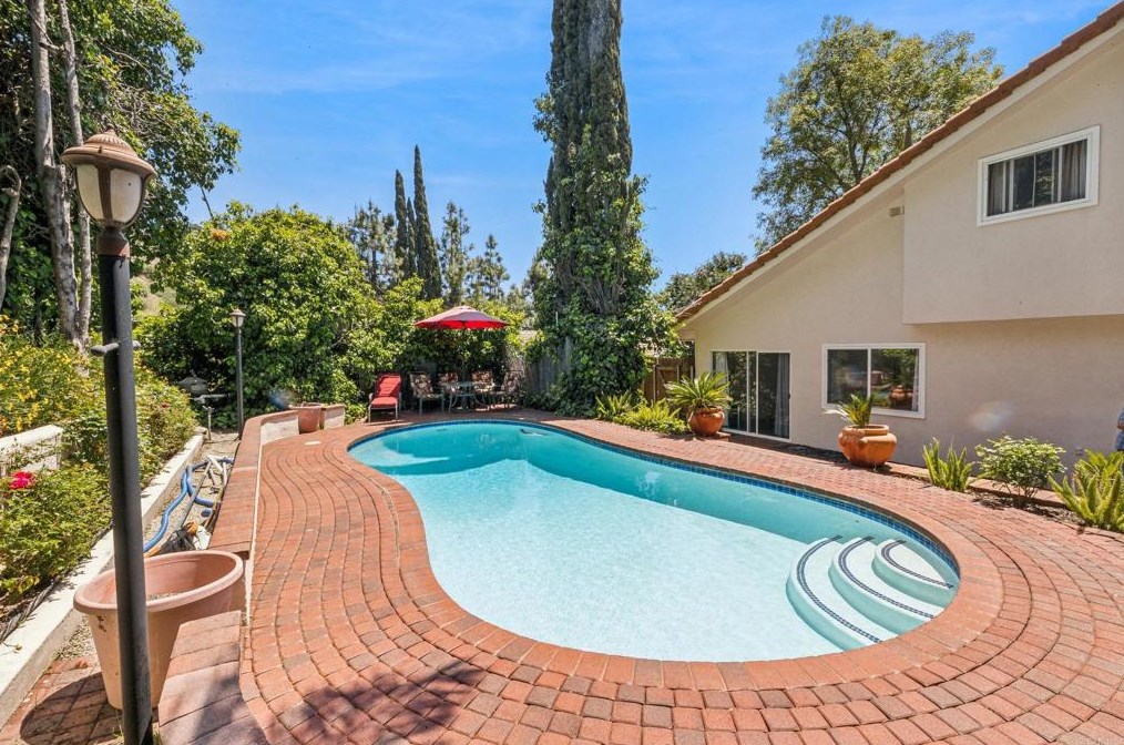 2709 Ridgepine Dr, Glendale, CA 91214-1439