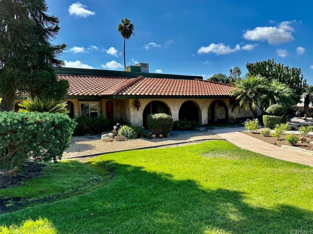 2130 Sunset Dr, Vista CA  92081-4510 exterior
