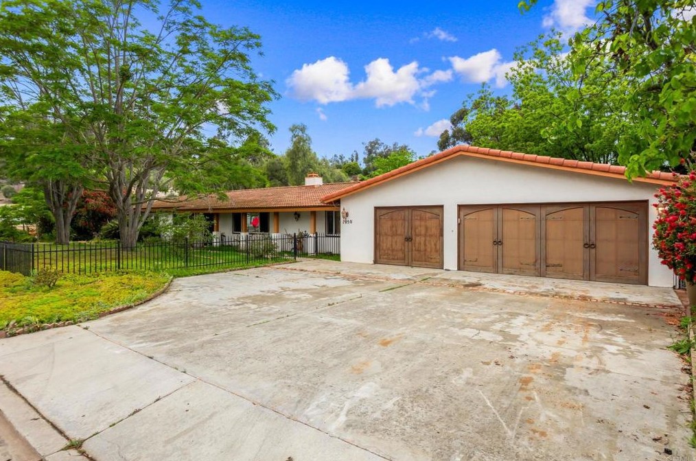 1050 Hawaii Pl, Escondido, CA 92026-1138