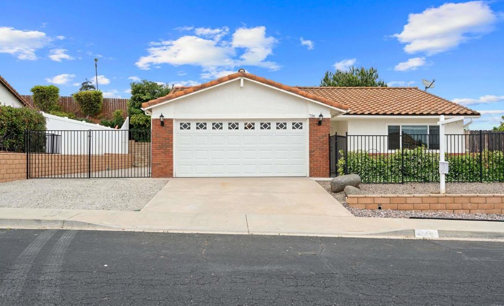 726 Honeydew Ln, Vista, CA 92084-3114
