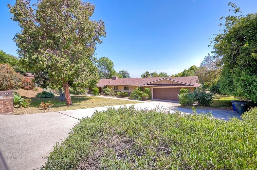 8675 Mariposa St, La Mesa, CA 91941-6636