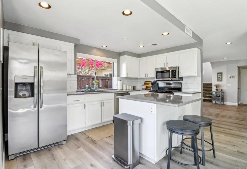 2014 Redwood Crst, Vista CA  92081-7337 exterior