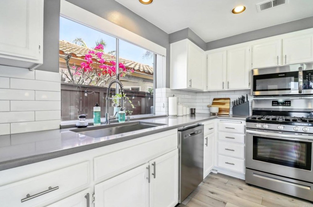 2014 Redwood Crst, Vista CA  92081-7337 exterior