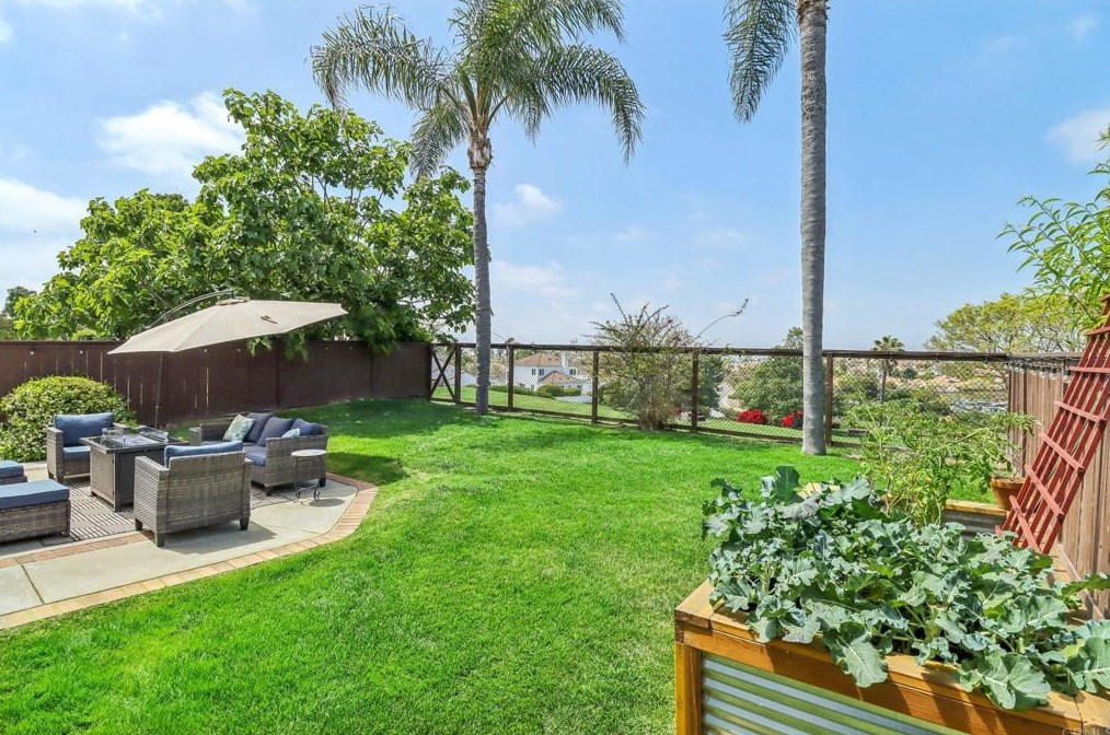 2014 Redwood Crst, Vista CA  92081-7337 exterior