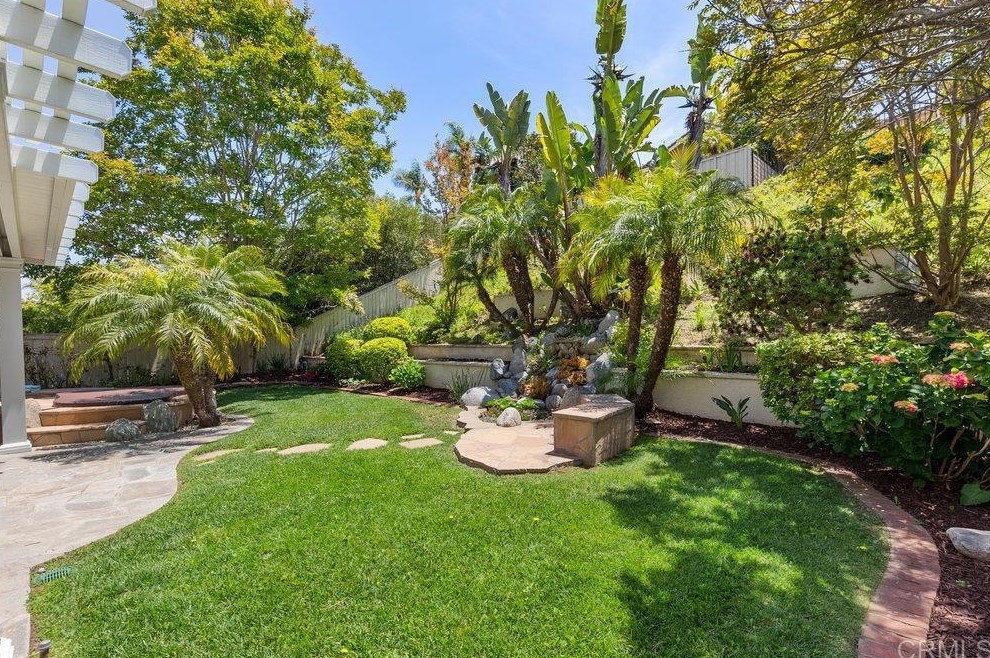 1963 White Birch Dr, Vista CA 92081-7317 exterior