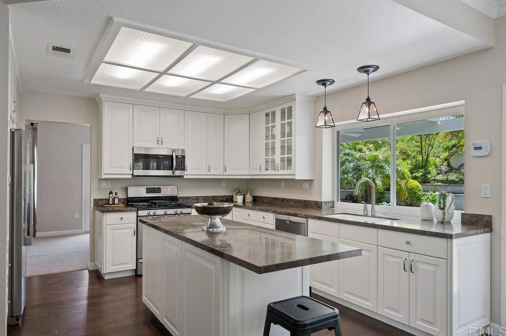 1963 White Birch Dr, Vista CA 92081-7317 exterior