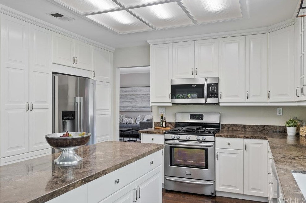 1963 White Birch Dr, Vista CA 92081-7317 exterior