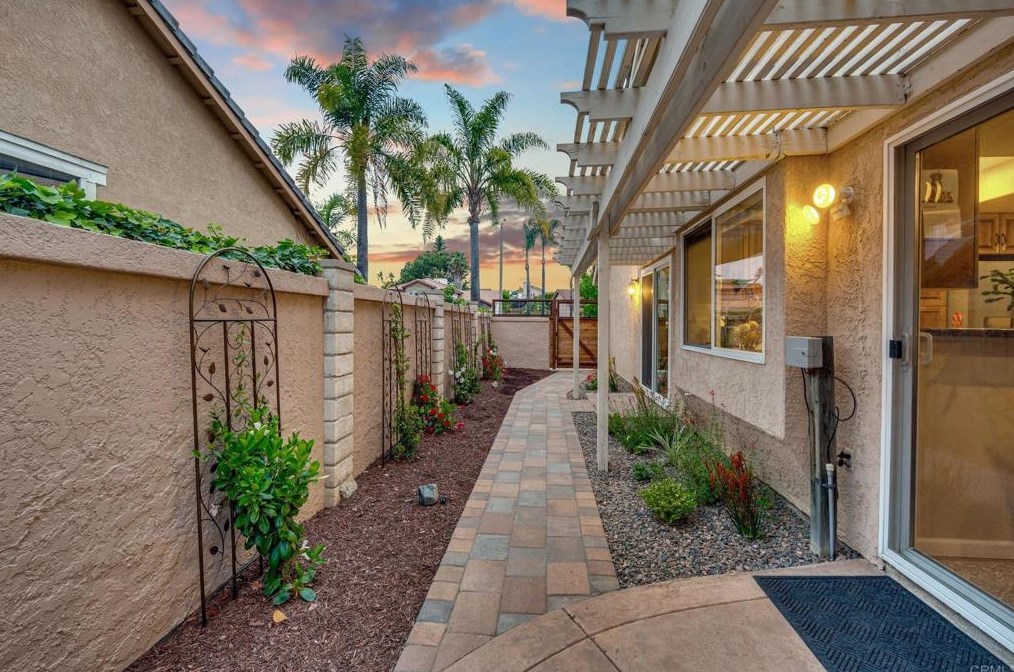 377 Apollo Dr, Vista CA  92084-4325 exterior