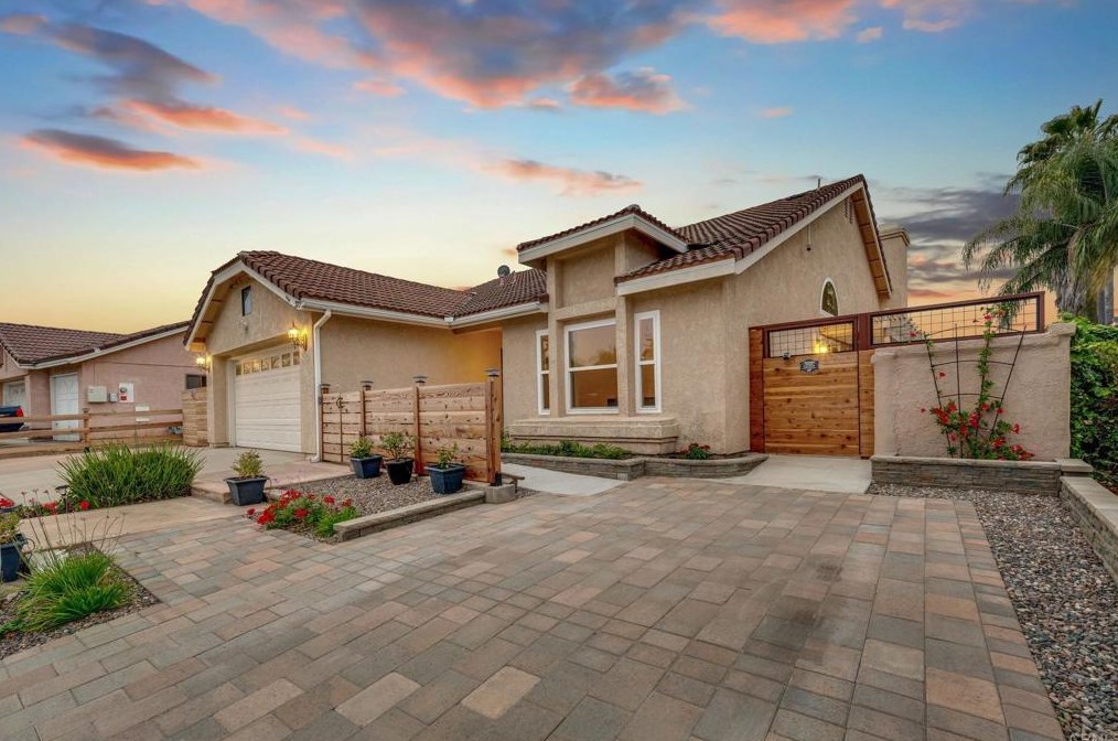 377 Apollo Dr, Vista CA  92084-3739 exterior