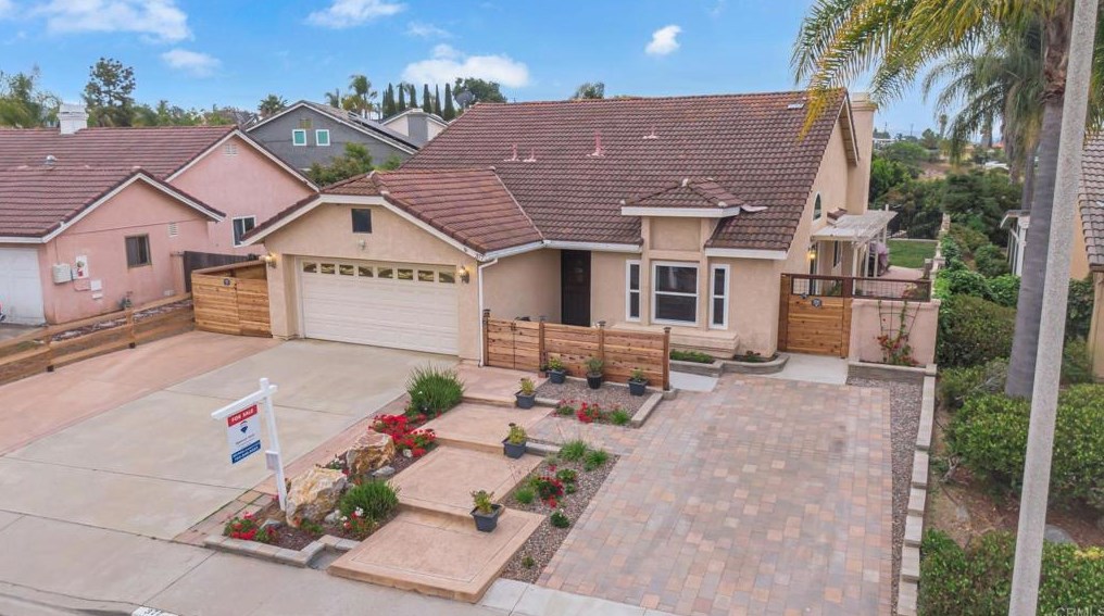 377 Apollo Dr, Vista CA  92084-4325 exterior