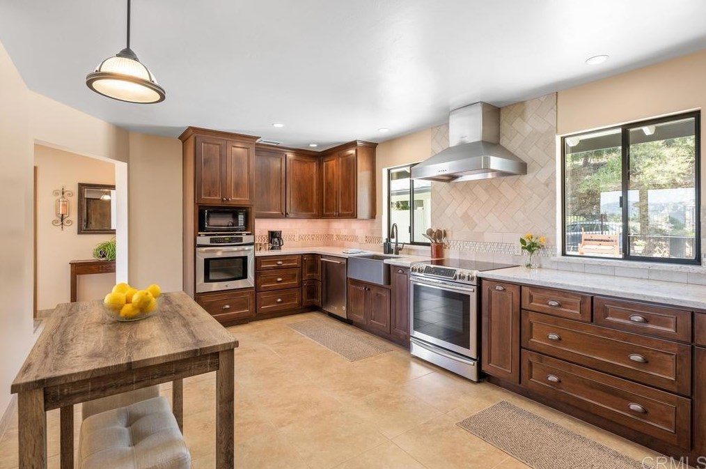 1057 Riverview Dr, Fallbrook, CA 92028