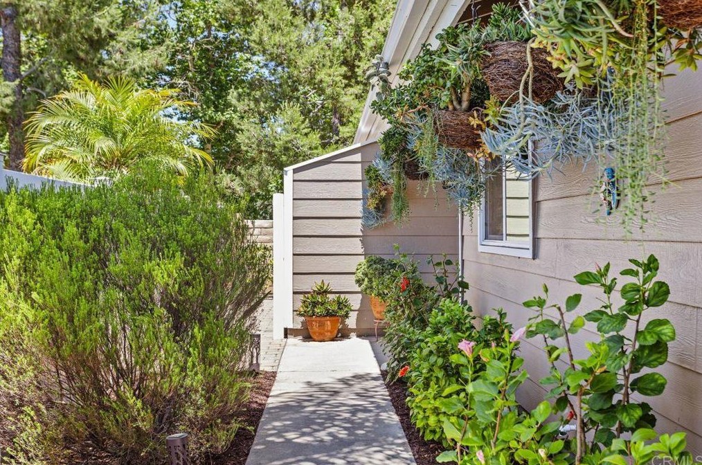 960 Prestwick Ct, Vista, CA 92081