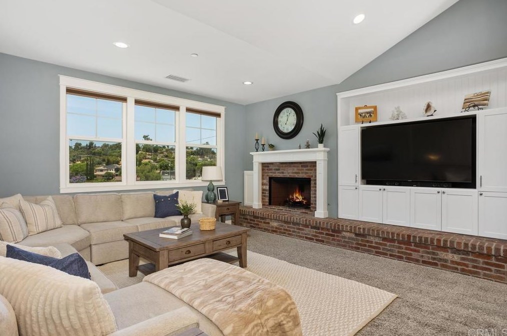 1374 York Dr, Vista, CA 92084
