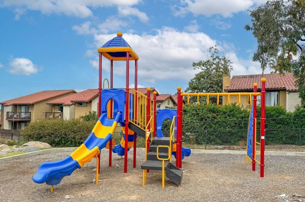 647 Paseo Rio, Vista CA  92081-6323 exterior