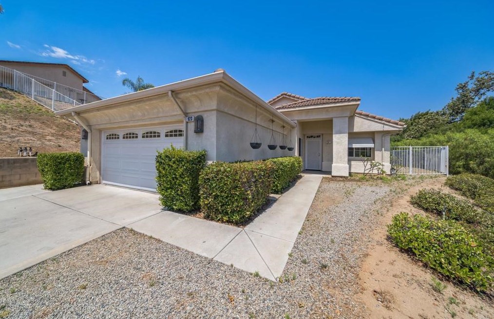 923 Capri Dr, Vista, CA 92084