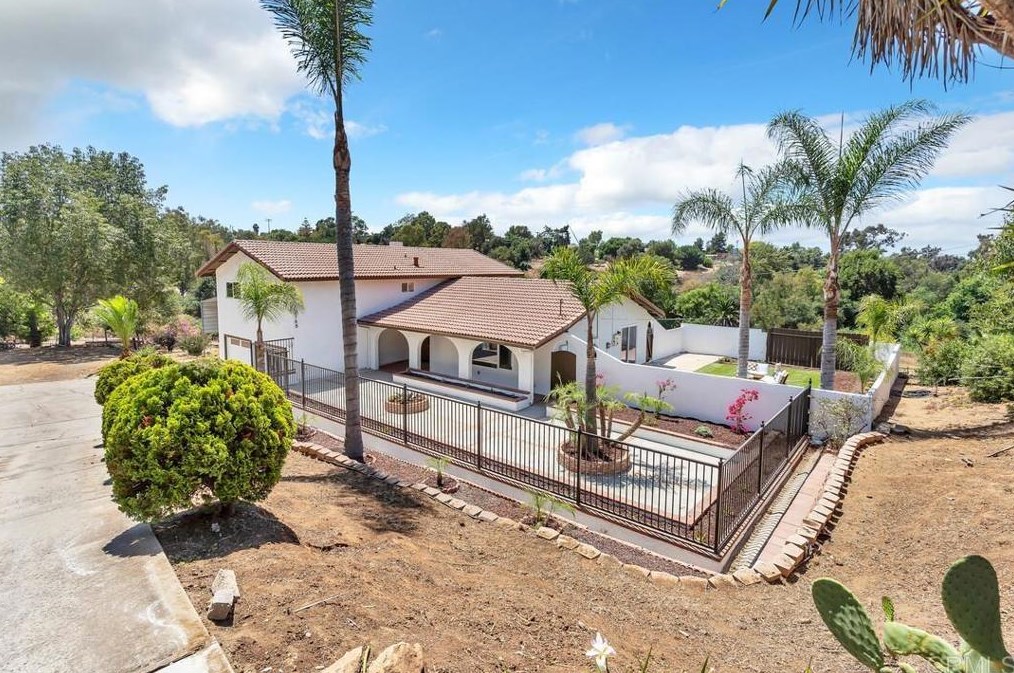 2748 Ramona Dr, Vista CA  92084-1635 exterior