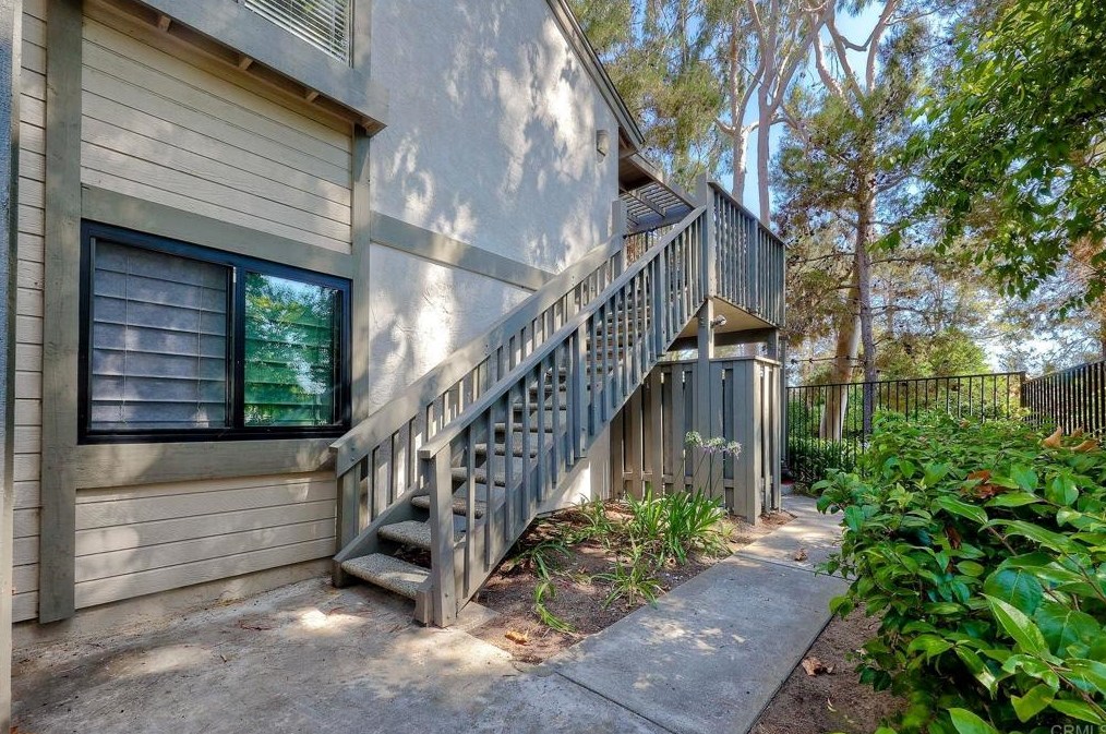 1941 Wellington Ln, Vista, CA 92081-7975