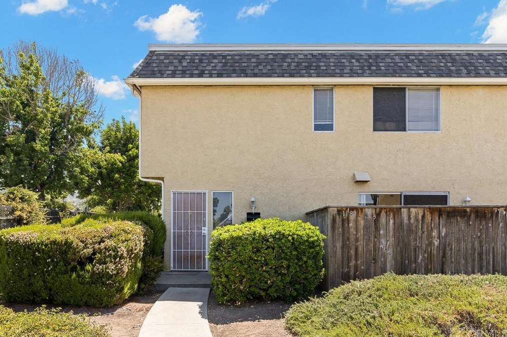 1182 Madera Ln, Vista, CA 92084