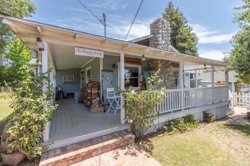 845 Crescent Dr, Vista, CA 92084