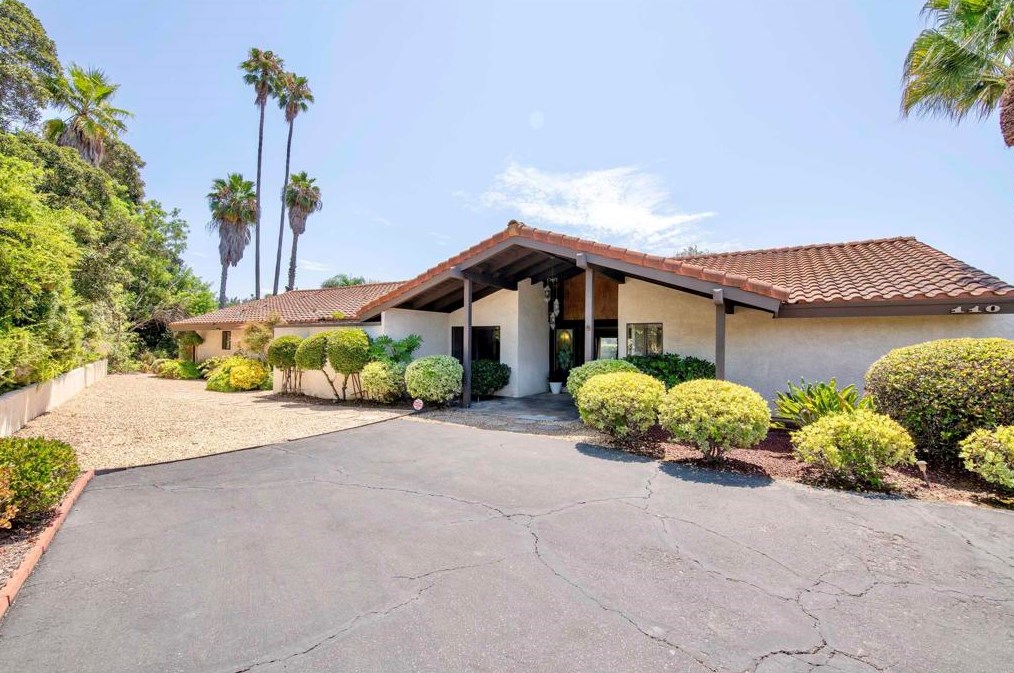 110 Bellerive Dr, Vista, CA 92084
