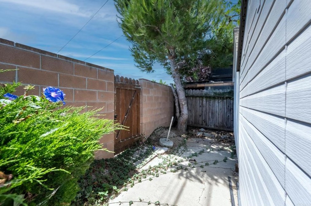 12520 Gilmore Ave, Los Angeles CA  90066-6427 exterior