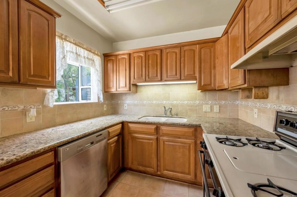 12520 Gilmore Ave, Los Angeles CA  90066-6427 exterior