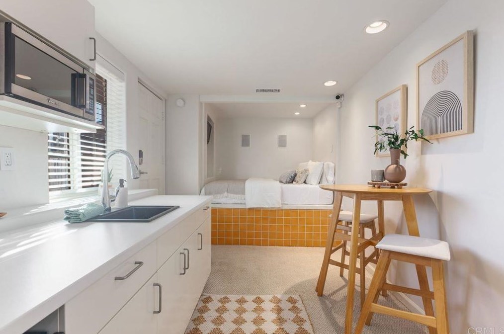 2061 California St, San Diego CA 92110-2124 exterior