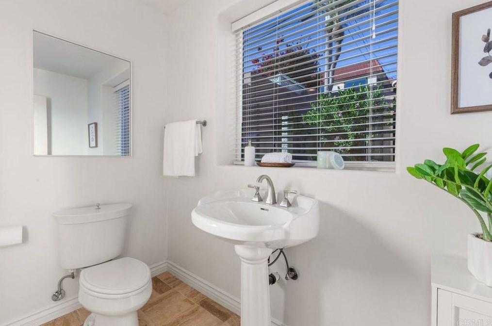 2061 California St, San Diego CA 92110-2124 exterior