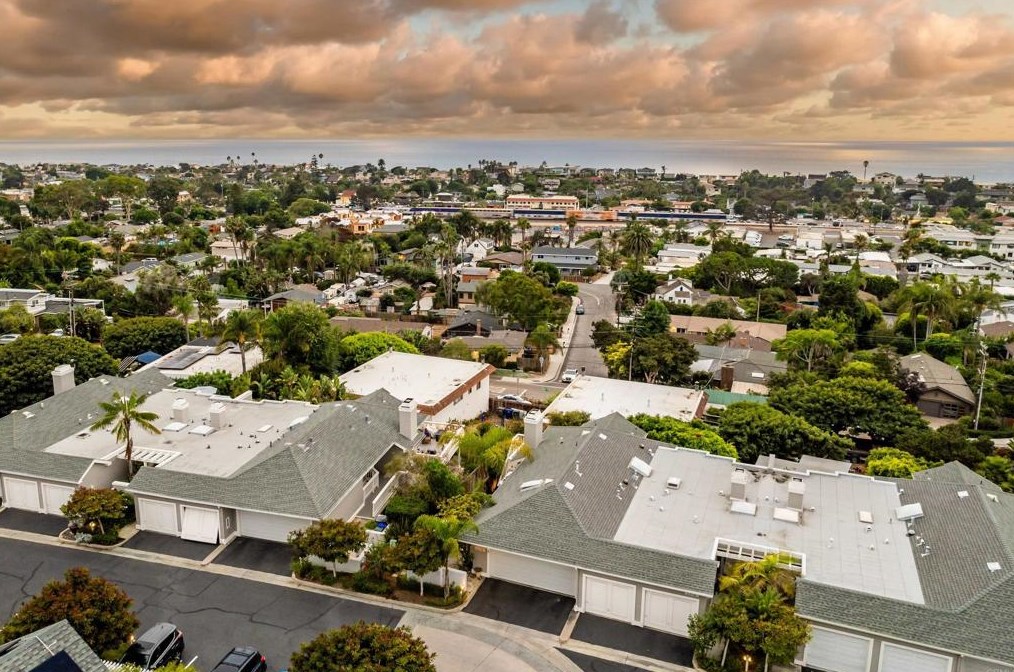 573 Hygeia Ave, Encinitas, CA 92024-2653