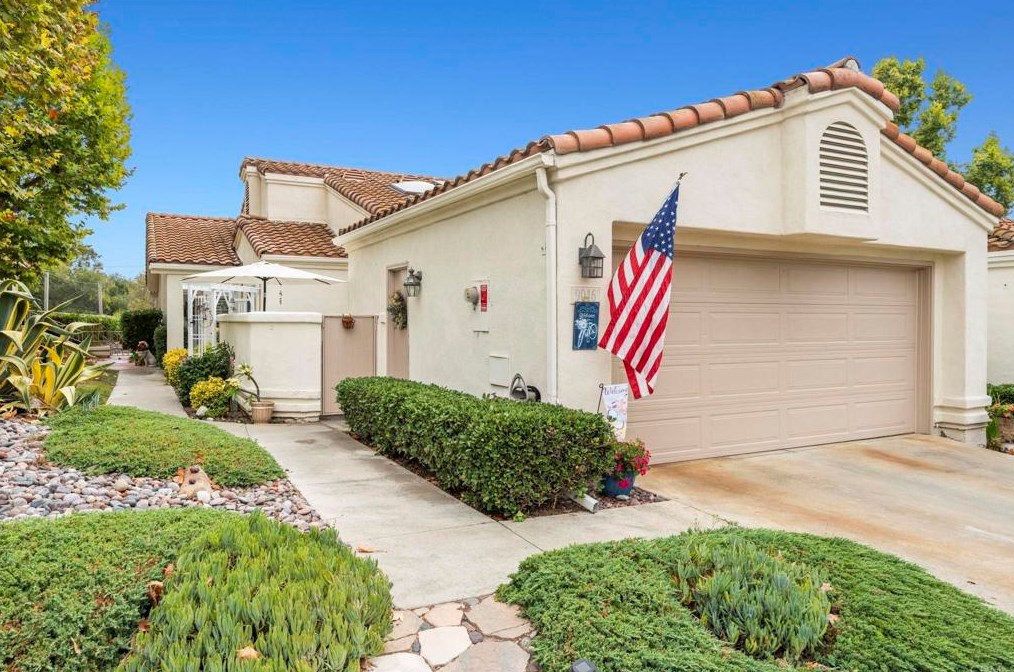 9046 Circle R Oaks Ln, Escondido, CA 92026