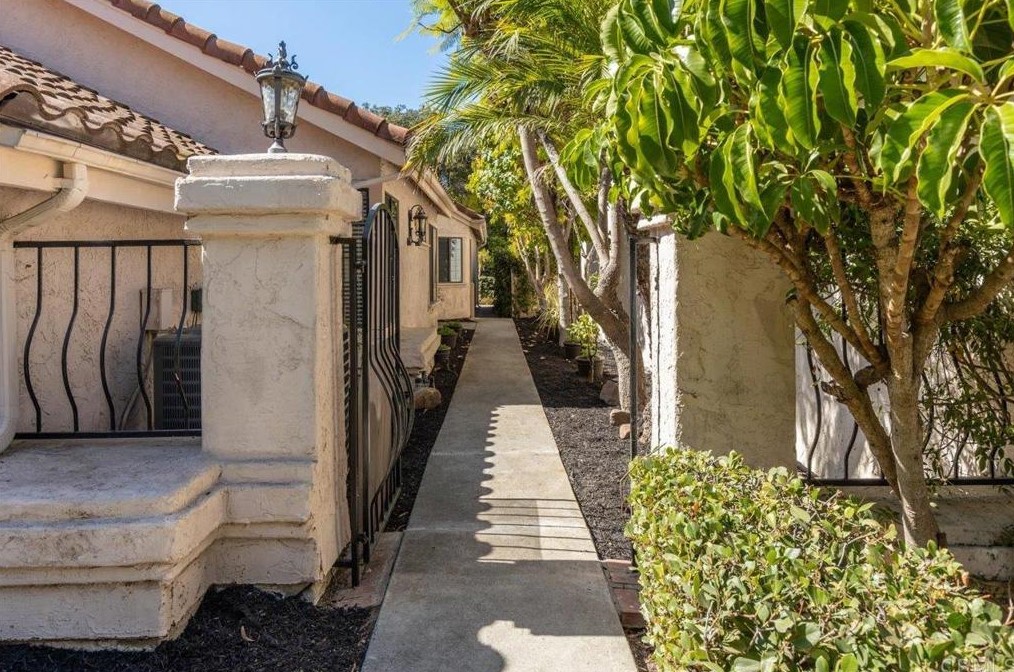 2541 Holly Valley Dr, Vista, CA 92084