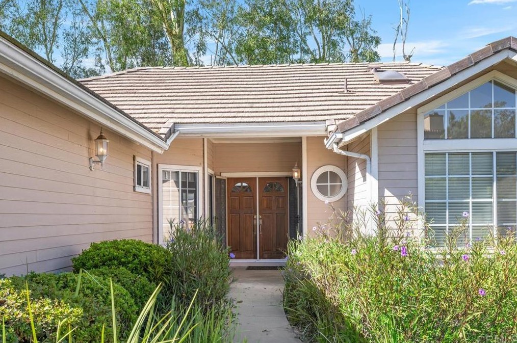 1408 W Country Club Ln, Escondido, CA 92026