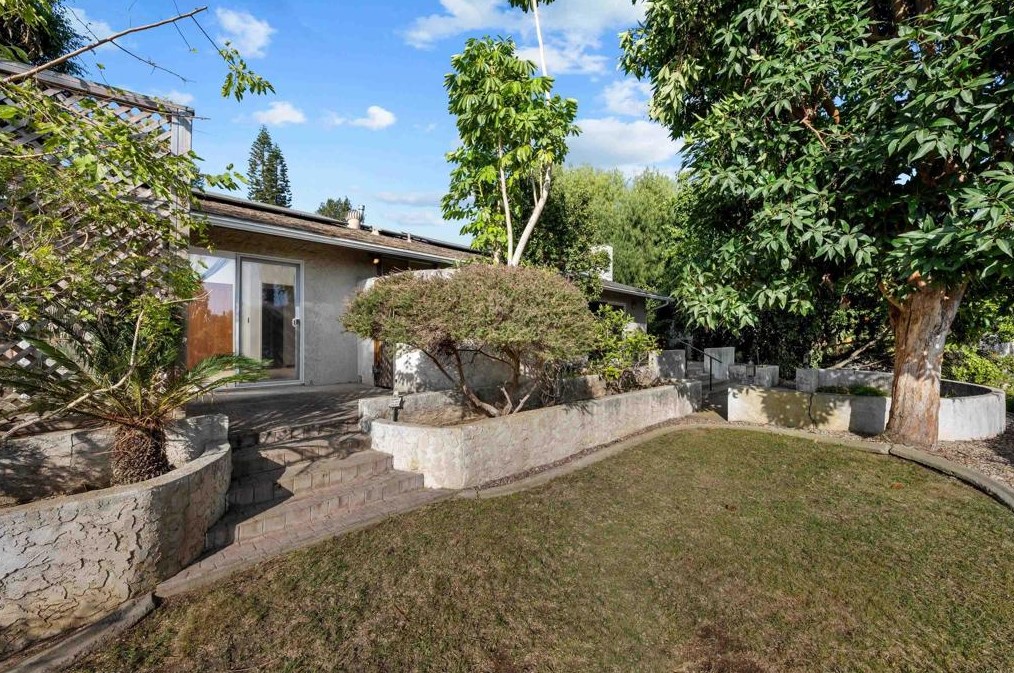 251 Beaumont Dr, Vista, CA 92084-5633