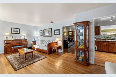 2748 Mansfield Drive, Burbank, CA 91504 - Photo 8