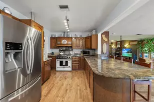 2748 Mansfield Dr, Burbank, CA 91504 - Photo 18