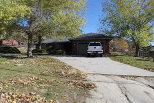 23950 Jacaranda Dr, Tehachapi, CA 93561 - Photo 2