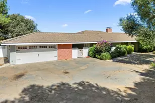 1060 Evergreen Ln, Vista, CA 92084 - Photo 2