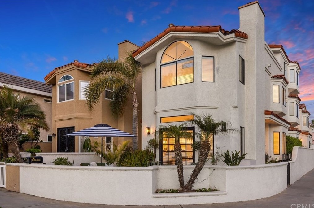 202 19th St, Huntington Beach, CA 92648-3906