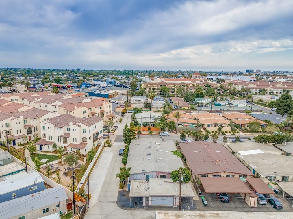 408 Frd Rd, Costa Mesa CA  92627-2275 exterior