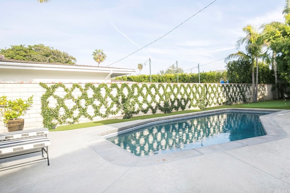 277 Rochester St, Costa Mesa CA  92627-3140 exterior