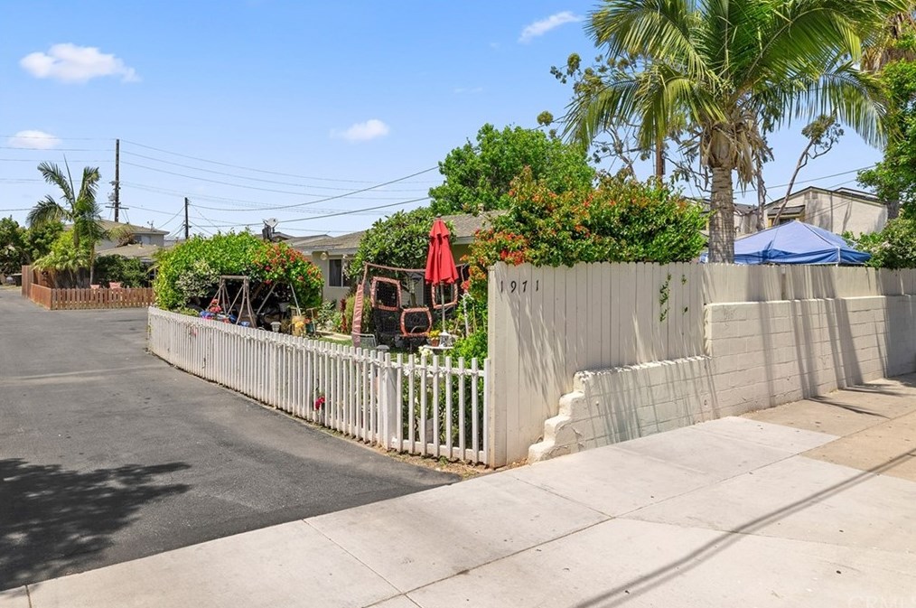 1971 Wallace Ave, Costa Mesa CA  92627-6255 exterior
