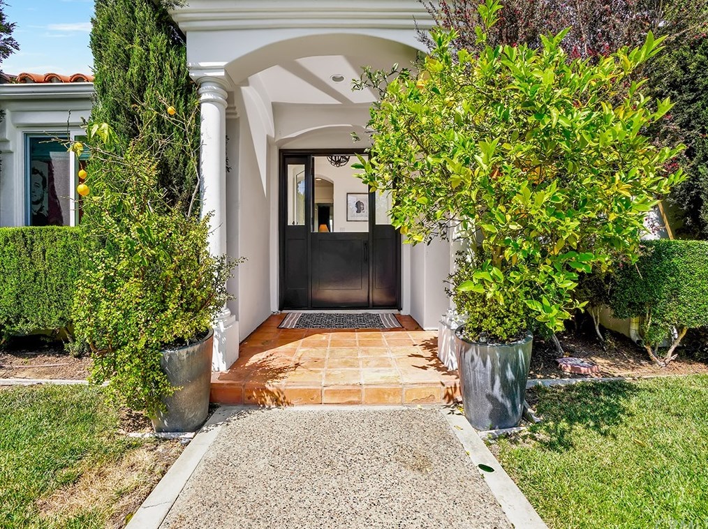 290 Magnolia St, Costa Mesa, CA 92627-2826