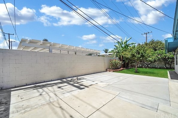 3135 Pierce Ave, Costa Mesa, CA 92626-2827