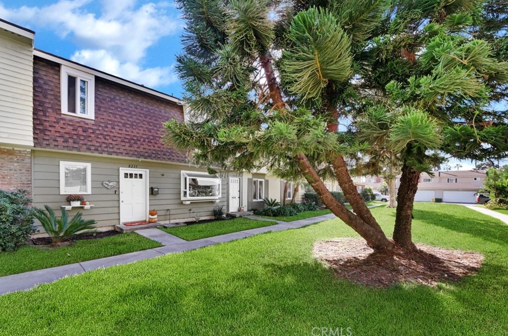 8215 Deerfield Dr, Huntington Beach, CA 92646-6719