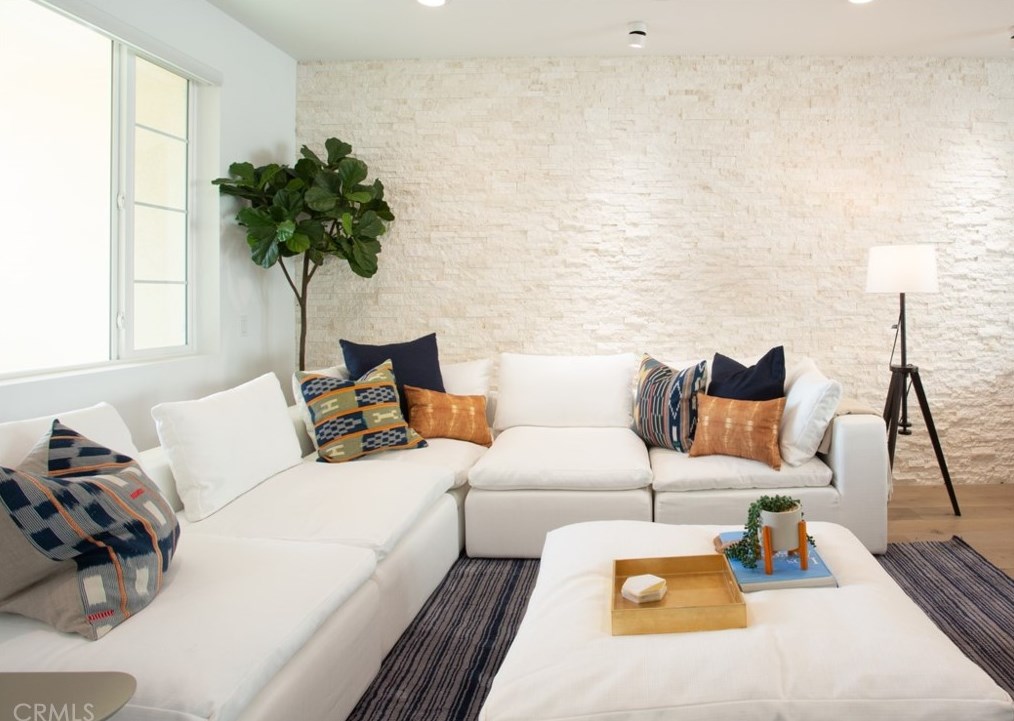 307 Ford Rd, Costa Mesa, CA 92627-0020