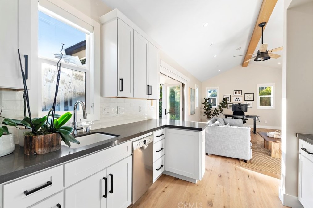 282 23rd St, Costa Mesa CA  92627-1837 exterior