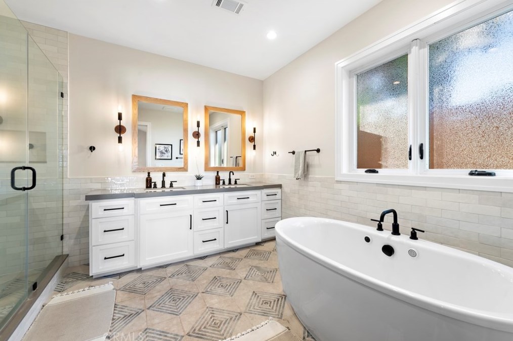 282 23rd St, Costa Mesa CA  92627-1837 exterior